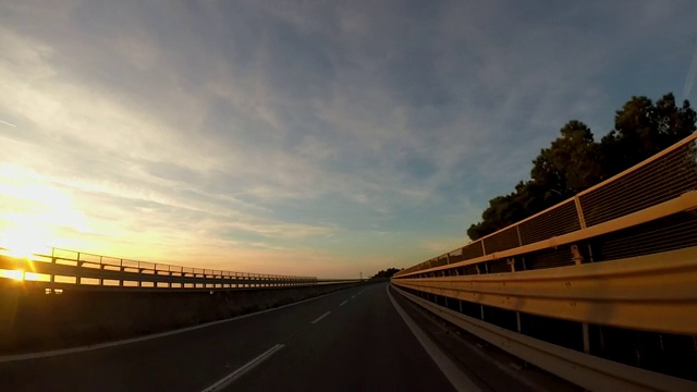 夕阳西下，在意大利托斯卡纳的风景优美的公路上开车视频素材