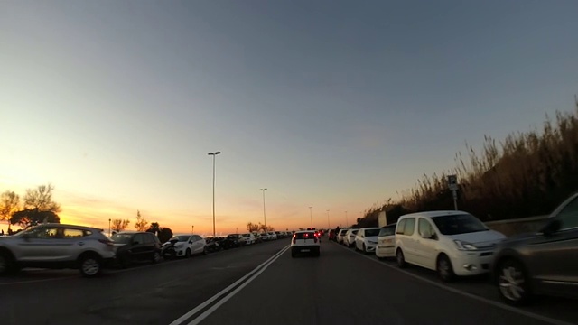 夕阳西下，在意大利托斯卡纳的风景优美的公路上开车视频素材
