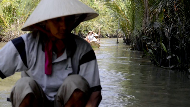 越南湄公河三角洲上的独木舟视频素材