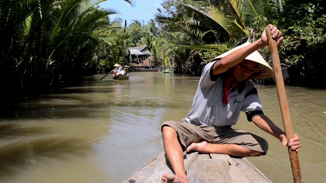 越南湄公河三角洲上的独木舟视频下载