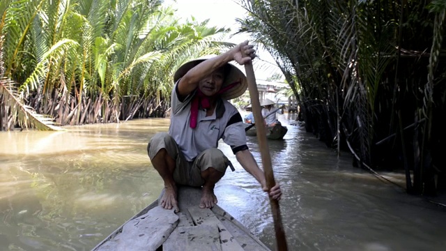 越南湄公河三角洲上的独木舟视频素材