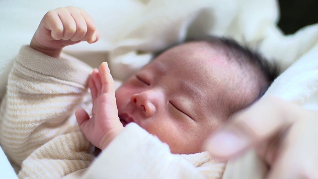 亚洲新生儿睡觉视频素材