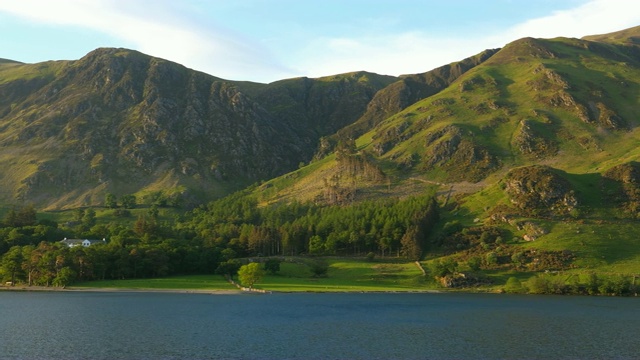 在湖区的风景如画的湖和山的平移镜头视频下载