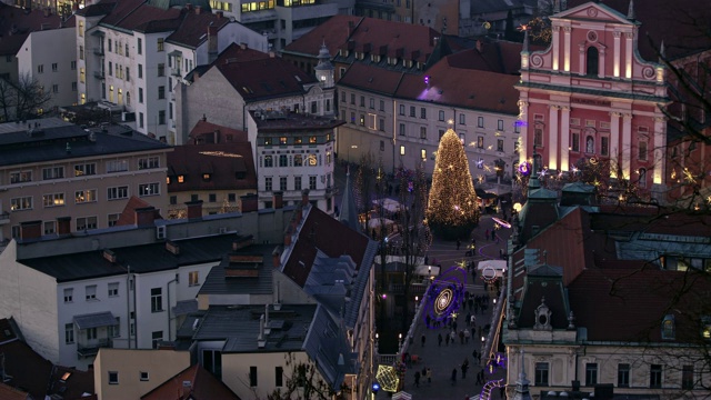 斯洛文尼亚卢布尔雅那的圣诞树和广场上的灯光视频素材