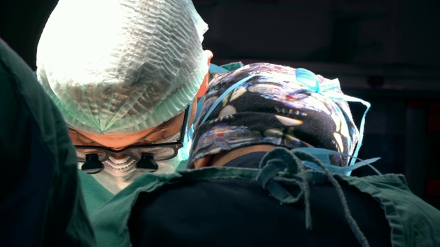 外科医生的特写镜头视频下载