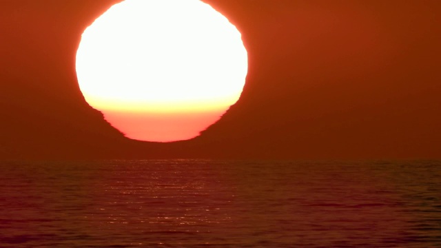 随着时间的流逝，加利福尼亚海岸的大日落闪烁着绿色的光芒视频下载
