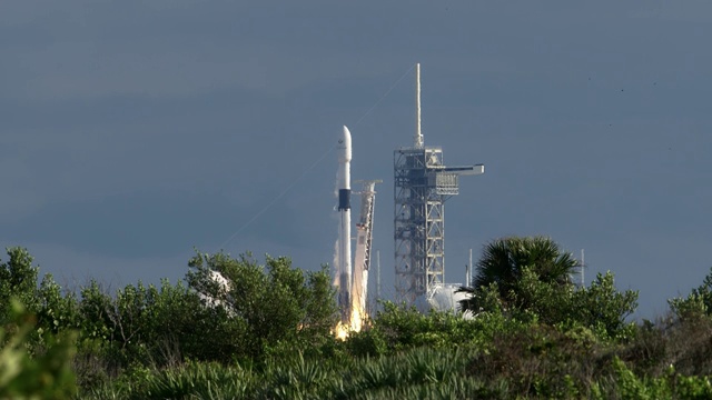商业航天火箭从卡纳维拉尔角发射到蓝天白云视频素材