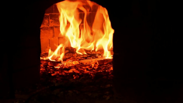 传统的旧木火炉视频。视频下载