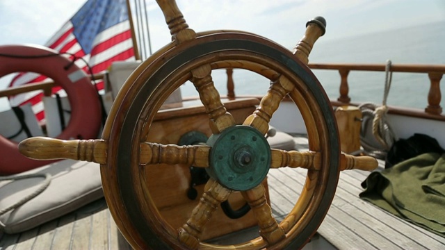 帆船的木制舵轮视频下载