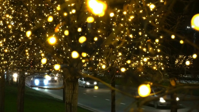 夜交通灯使形状散景圣诞背景。新年。视频下载