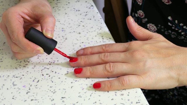 涂抹红色指甲油的女人视频下载