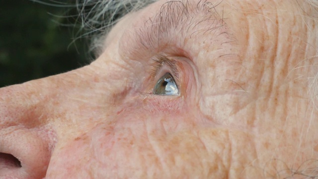 近看满脸皱纹的伤心老太太正在哭泣。不快乐的祖母的肖像。真真诚的老妇人哭泣。侧视图慢镜头视频素材