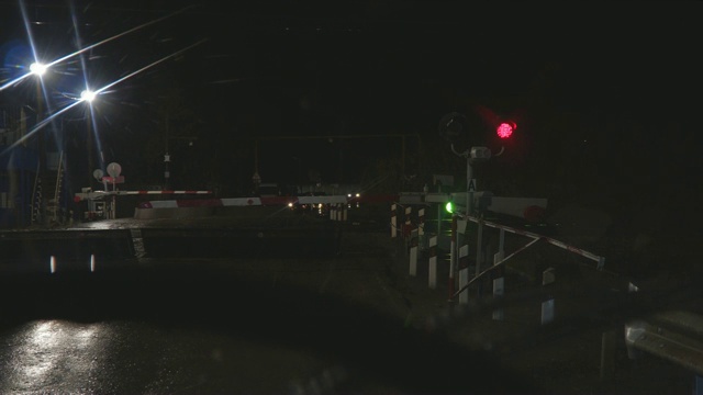 铁路十字路口的交通灯晚上闪烁着红光视频下载