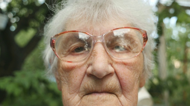 一个戴眼镜的老妇人的特写镜头。外祖母的肖像。视频素材