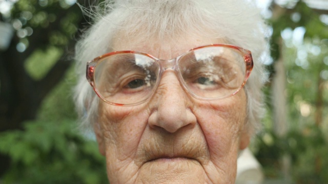 一个戴眼镜的老妇人的特写镜头。外祖母的肖像。视频下载
