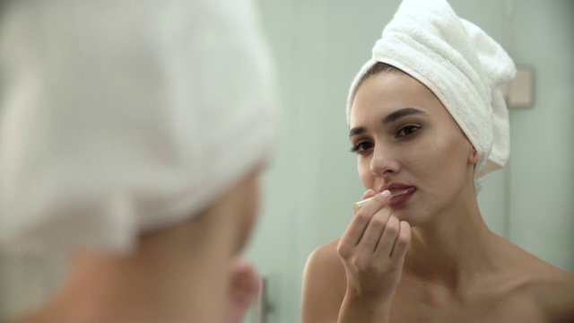 唇妆。在浴室使用液体口红的女人视频下载