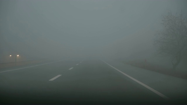 雾蒙蒙的道路视频下载