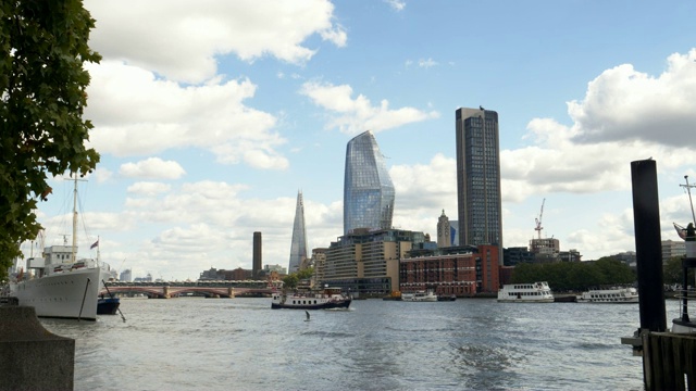 从维多利亚堤岸看伦敦南岸摩天大楼视频下载