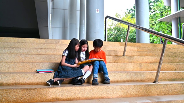 一群亚洲孩子一起读书视频下载