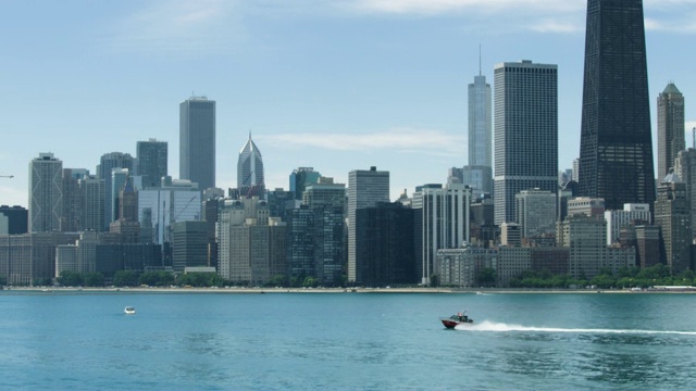芝加哥消防局在密歇根湖上的快艇，背景是芝加哥市中心视频下载