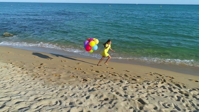 快乐女孩在海滩上奔跑视频下载