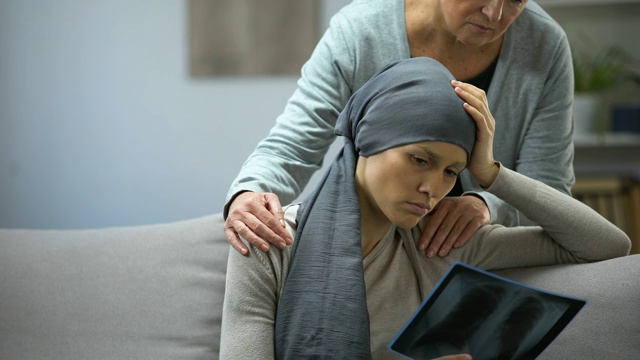 癌症患者看x光片，母亲支持女儿，病情恶化视频素材