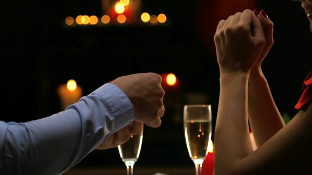 男人组织了一个浪漫的夜晚向他的女朋友，未来的家人求婚视频素材
