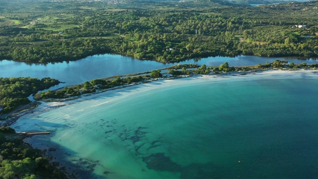 意大利撒丁岛，美丽的白色海滩沐浴在透明的绿松石海的鸟瞰图。视频素材