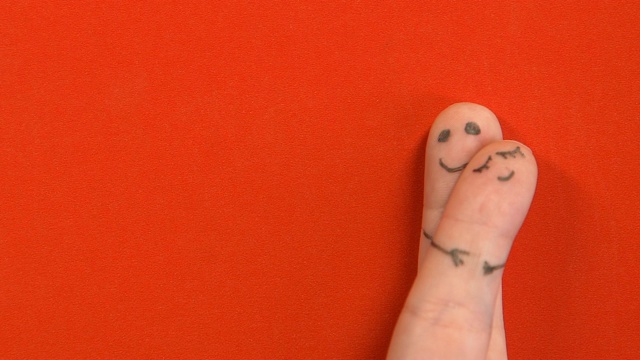 手指面男人和女人拥抱孤立的红色背景，情人节视频下载
