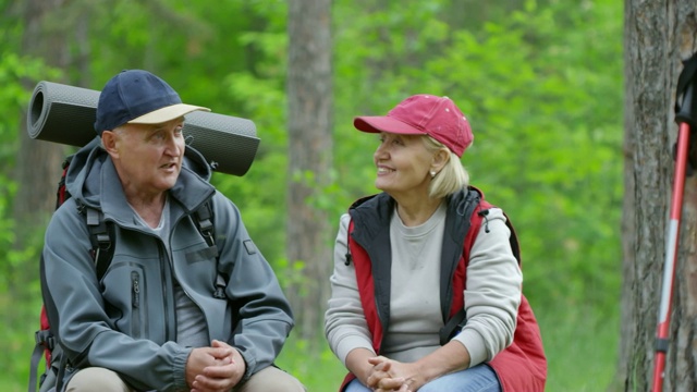 愉快的老年人在森林徒步旅行中休息视频下载