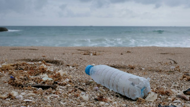 垃圾、塑料、垃圾、瓶子……海滩上的环境污染视频素材