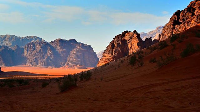 约旦瓦迪拉姆沙漠日落场景，它也被称为月亮谷，许多电影拍摄在瓦迪拉姆视频素材