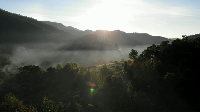 山上日出的鸟瞰图视频素材