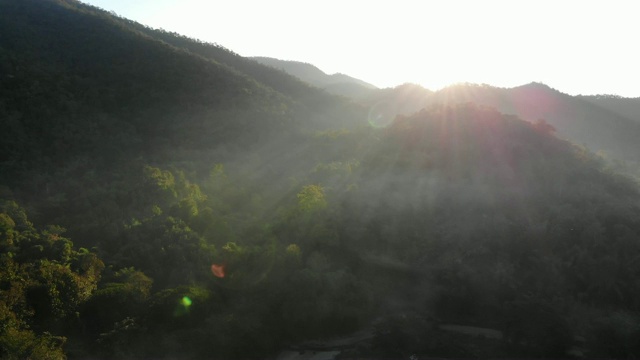 山上日出的鸟瞰图视频素材
