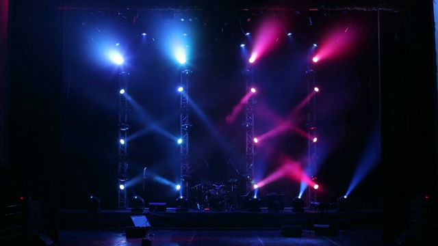 许多聚光灯用雾照亮了音乐会的舞台。视频下载