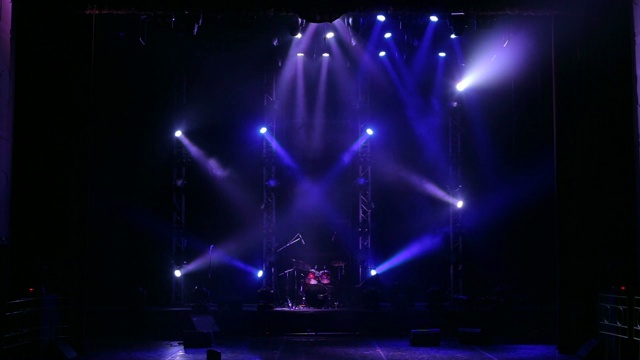 闪烁的蓝色聚光灯用雾照亮音乐会的舞台。视频素材