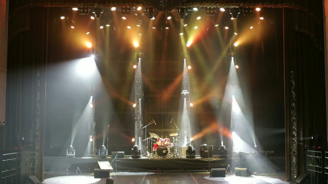 音乐会开始前，舞台上有白色和橙色的聚光灯和乐器视频下载