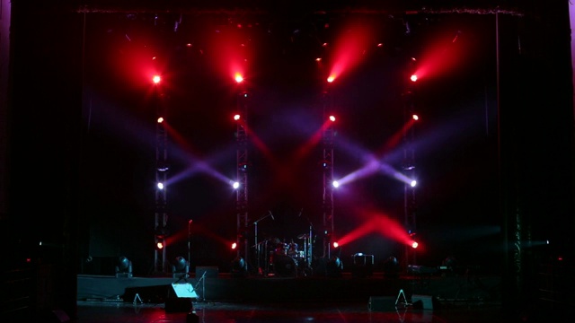 在音乐会舞台上交替闪烁的红色和紫色聚光灯视频下载