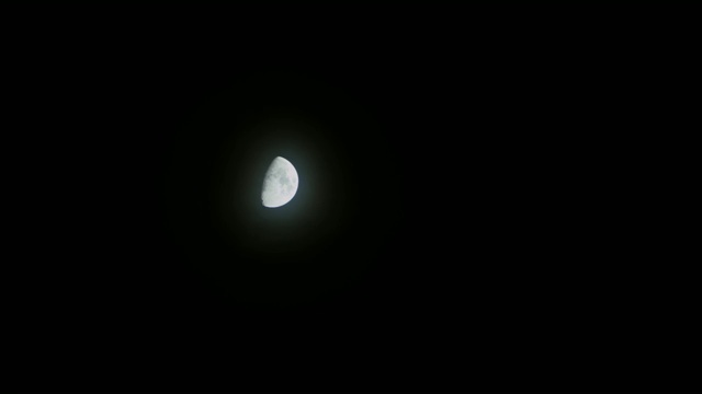 夜晚月亮的实时拍摄视频素材