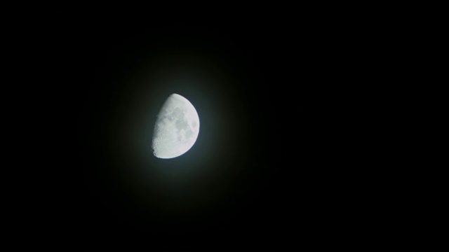 夜晚月亮的实时拍摄视频素材