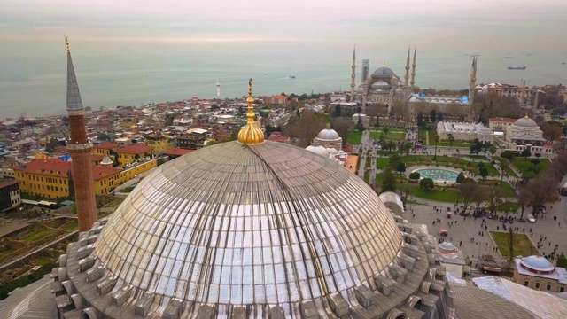 无人机拍摄的圣索菲亚大教堂和蓝色清真寺视频素材