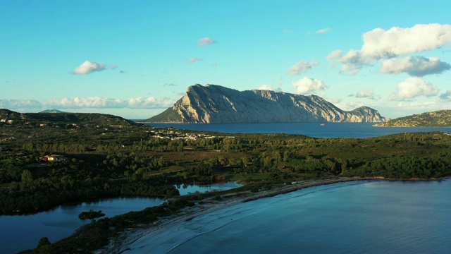 塔沃拉拉岛的背景，意大利撒丁岛美丽和透明的海鸟瞰图。视频素材