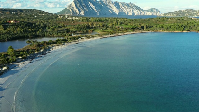 塔沃拉拉岛的背景，意大利撒丁岛美丽和透明的海鸟瞰图。视频素材