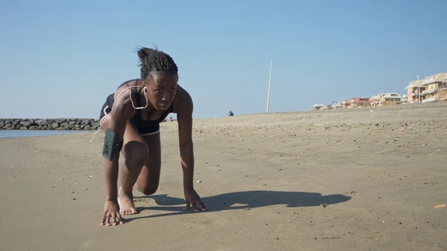 培训、决心、竞争。准备在海滩上跑步的女人视频下载