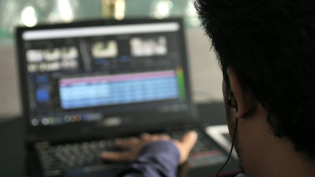 视频编辑器在笔记本电脑上工作视频素材