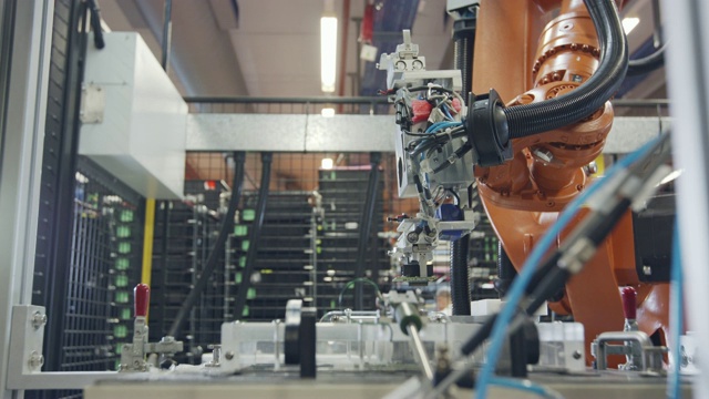 大型机器人在电子制造工厂工作视频素材
