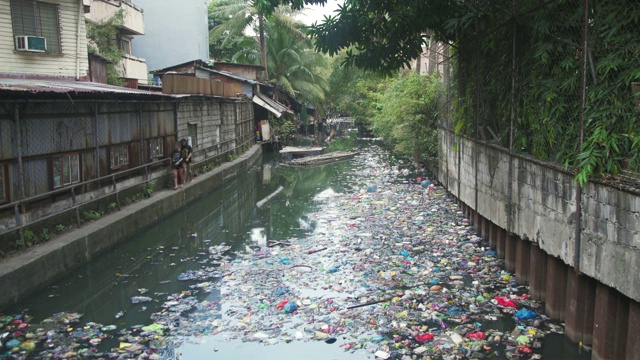 菲律宾马尼拉的运河里满是塑料垃圾视频下载