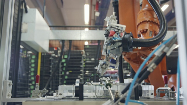 大型机器人在电子制造工厂工作视频素材