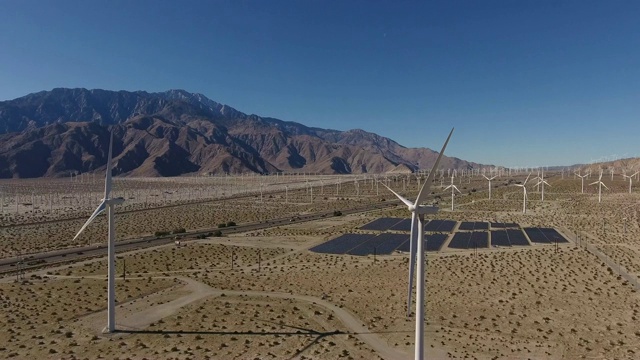 风力涡轮机和太阳能视频素材