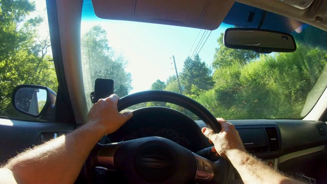 司机视角:一名男子在宾夕法尼亚州波科诺斯的道路上开车视频下载